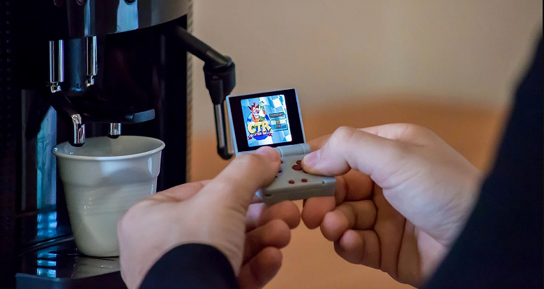 Самая компактная в мире консоль для ретроигр оказалась настоящим хитом