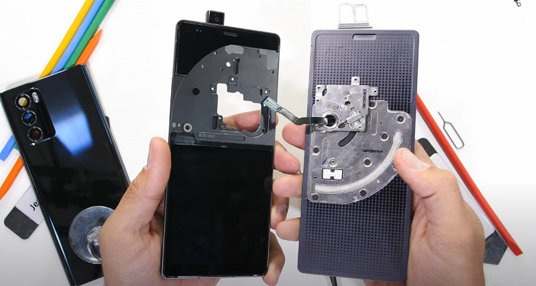 Самый «механический» смартфон на рынке. Разборка LG Wing показала, как устроен аппарат Самый «механический» смартфон на рынке. Разборка LG Wing показала, как устроен аппарат