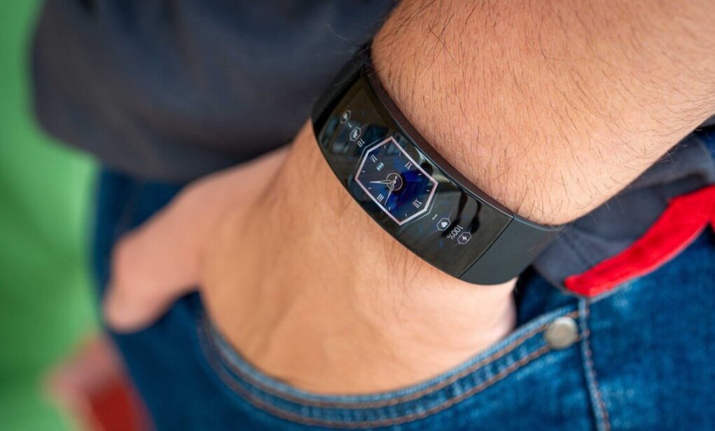 Mi Band на максималках: У Xiaomi появился новый фитнес-браслет с изогнутым экраном