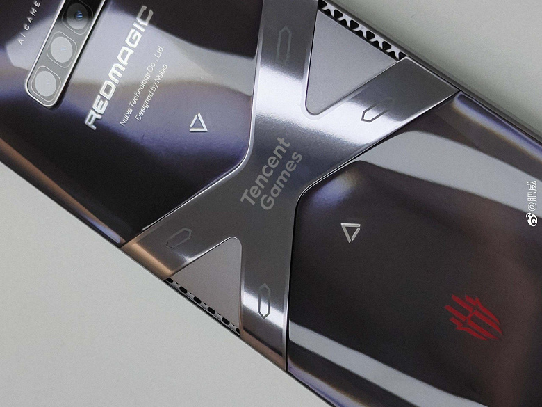 Snapdragon 888,  5000 мА•ч и «волшебные» 12 ГБ ОЗУ, которые работают как 18 ГБ. Смартфон Red Magic 6 оснащён набором интересных технологий