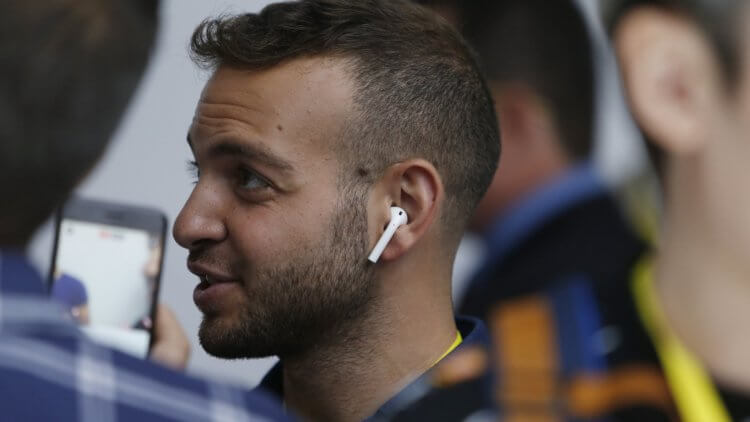 Почему носить AirPods уже не модно Почему носить AirPods уже не модно