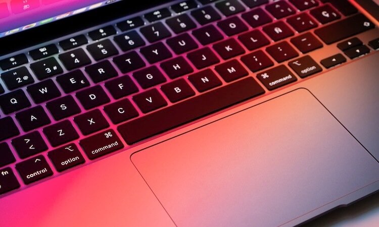 Как заменить клавиатуру MacBook. Не пытайтесь это повторить со своим компьютером