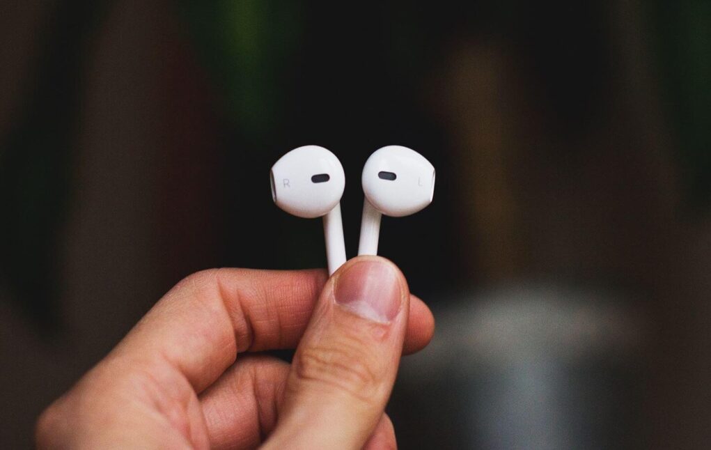 Что делать, если отстает звук в блютуз-наушниках