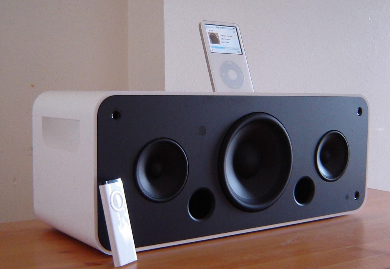 Колонка для iPod Classic. Колонка выглядела круто, но имела слишком высокую цену и плохое качество звука. Фото