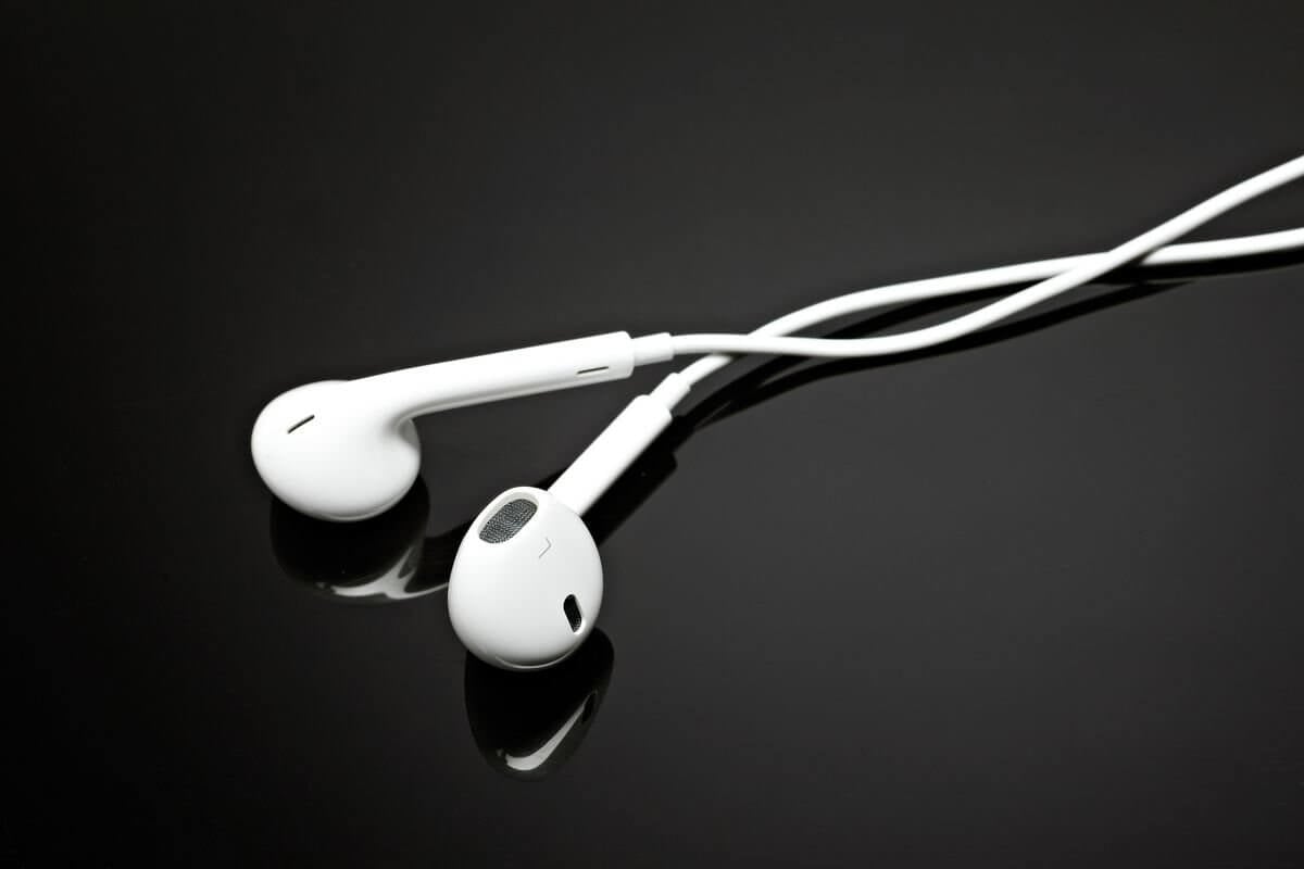 Проводные наушники Apple. EarPods до сих пор покупают! Но где — копия, а где — оригинал, понять сложно. Проводные наушники Apple. EarPods до сих пор покупают! Но где — копия, а где — оригинал, понять сложно. Фото.