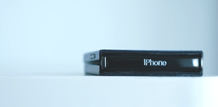 Складной Айфон. Надпись iPhone напоминает такую же на Samsung Flip. Складной Айфон. Надпись iPhone напоминает такую же на Samsung Flip. Фото
