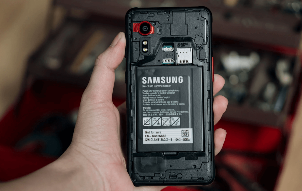 5 отличных телефонов со сменным аккумулятором, которые еще можно купить