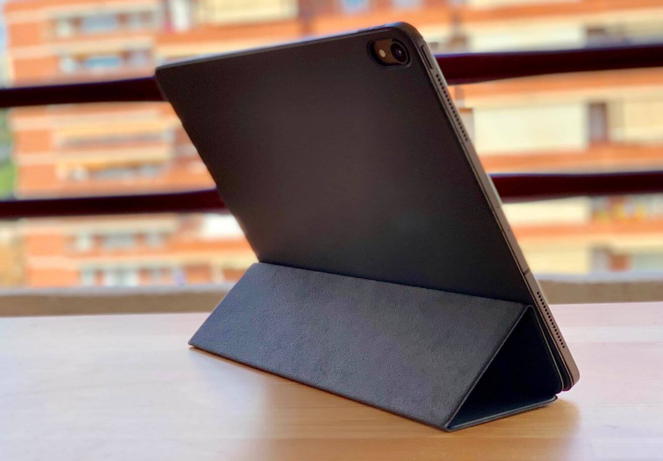 Чехол для iPhone. Smart Folio не имеет каких-то выдающихся свойств, поэтому на покупке можно сэкономить. Чехол для iPhone. Smart Folio не имеет каких-то выдающихся свойств, поэтому на покупке можно сэкономить. Фото.