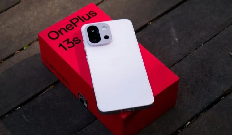Вышел компактный OnePlus 13s с батареей 5850 мАч.